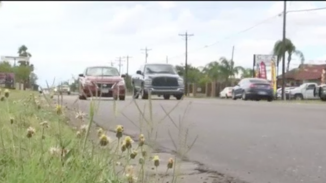 Denuncian falta de alumbrado y banquetas en San Juan