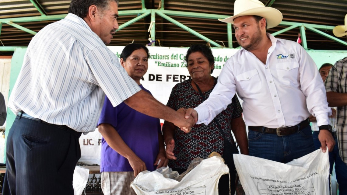Gobierno continúa entregando fertilizante a citricultores del centro del estado