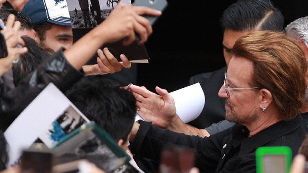 Bono también se encuentra con fans