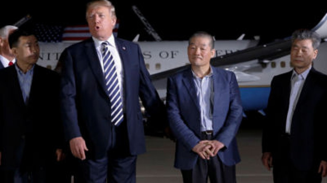 Trump recibe a los tres estadounidenses liberados por Corea del Norte