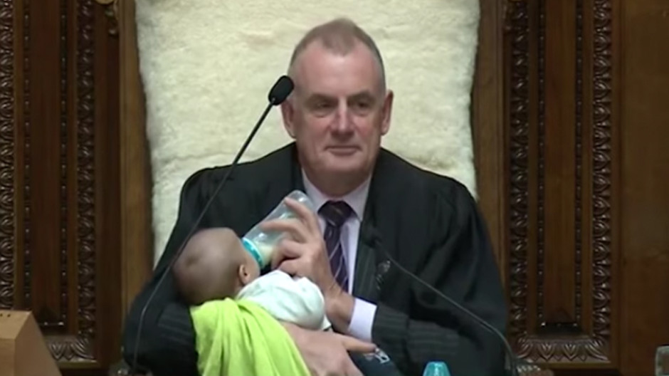 Presidente del Parlamento de Nueva Zelanda da biberón a bebé mientras dirige la sesión 