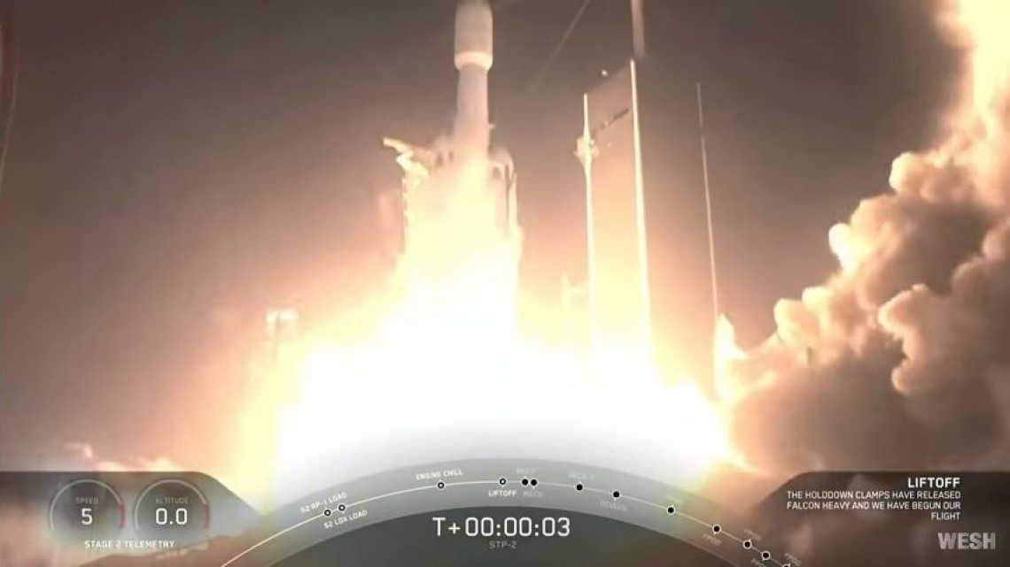 Space X lanza el Falcon Heavy para poner en órbita 24 satélites