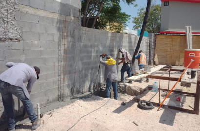 Reparten sueros a obreros para enfrentar la canícula