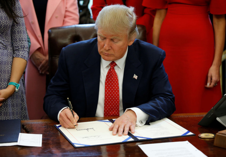Trump firma su nueva orden migratoria: veta a seis países musulmanes