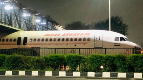 Avión queda atorado bajo un puente en plena carretera en India 