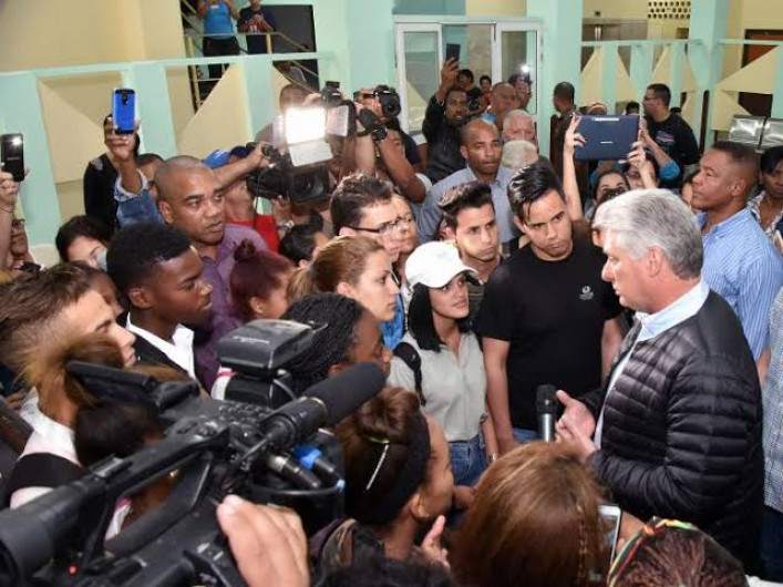 Díaz-Canel recorre zona dañada por tornado en Cuba