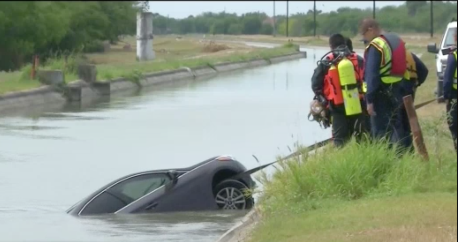 Cae vehículo en canal de riego