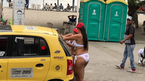 Mujeres en bikini reparten propaganda electoral en Colombia