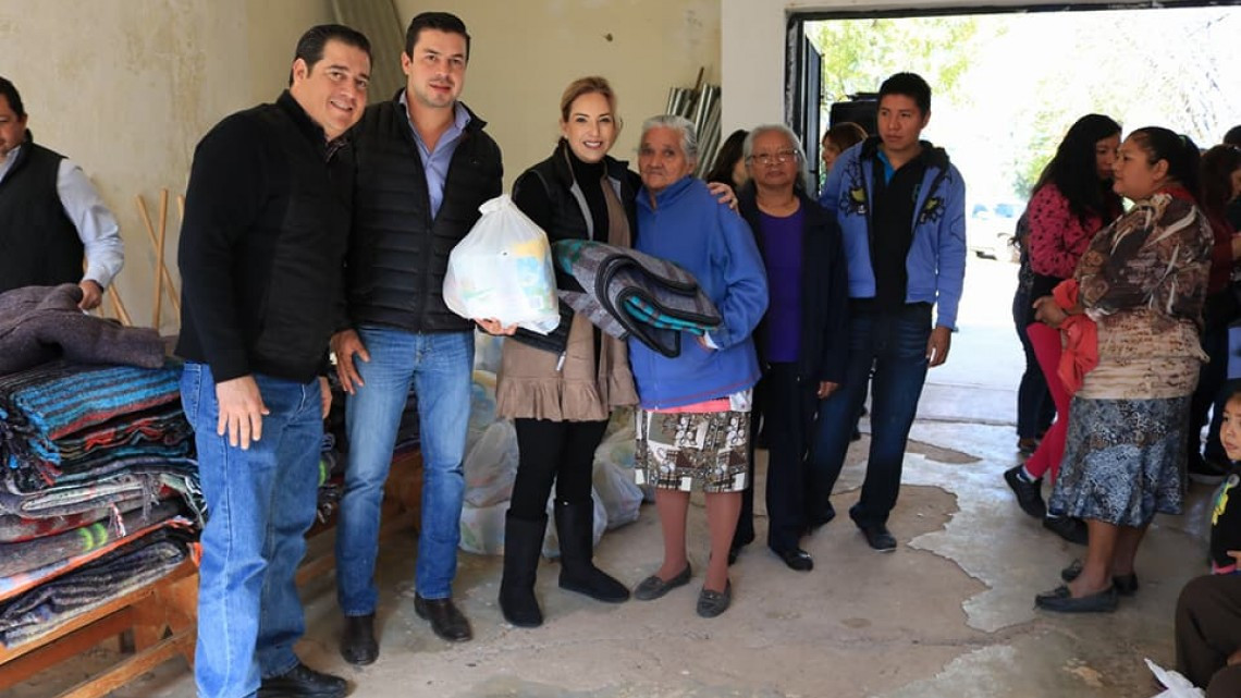 Entregan cobijas de “Abrigando Familias con Amor”