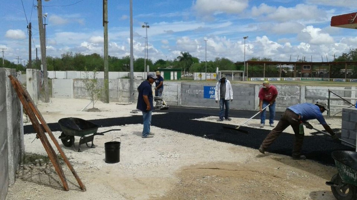 Realizan trabajos de mantenimiento en parque de softbol