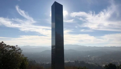 “No queremos ilegales, de México o del Espacio”, derriban Monolito de California 