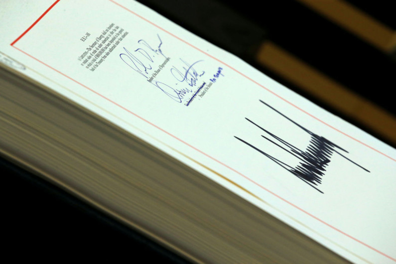 Firma Trump reforma fiscal