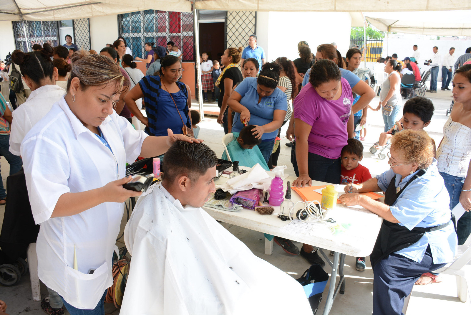 Entregan apoyos y ofrecen servicios de fumigación en Rincón de las Flores   