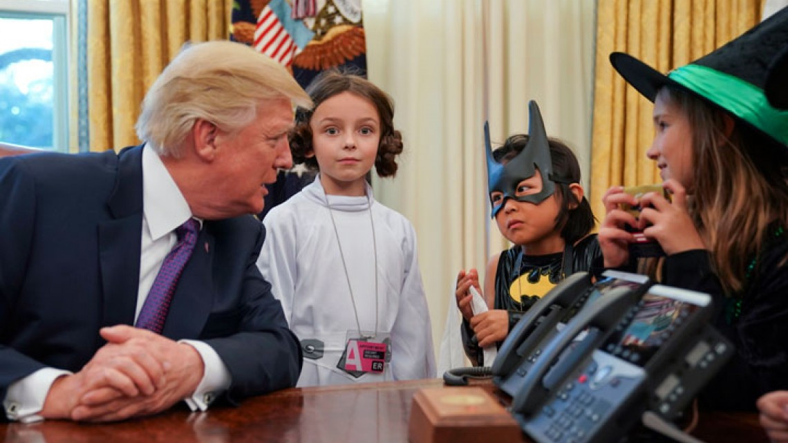 Trump reparte dulces y arremete contra la prensa