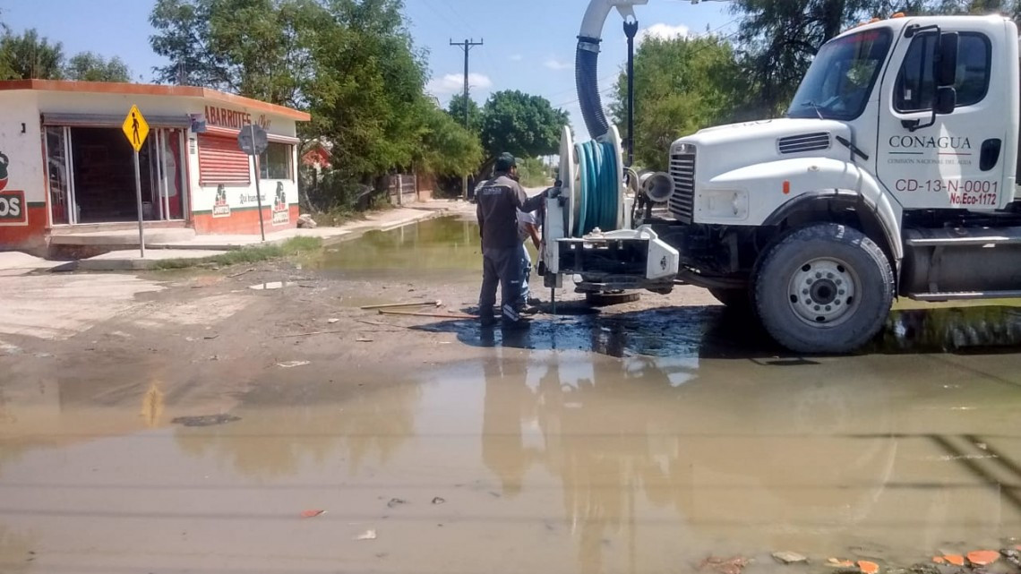 Labora COMAPA en mantenimiento de pozos de visita