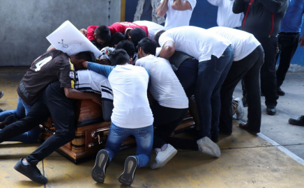 Despiden a Alexander, joven asesinado por la policía, con un último gol 