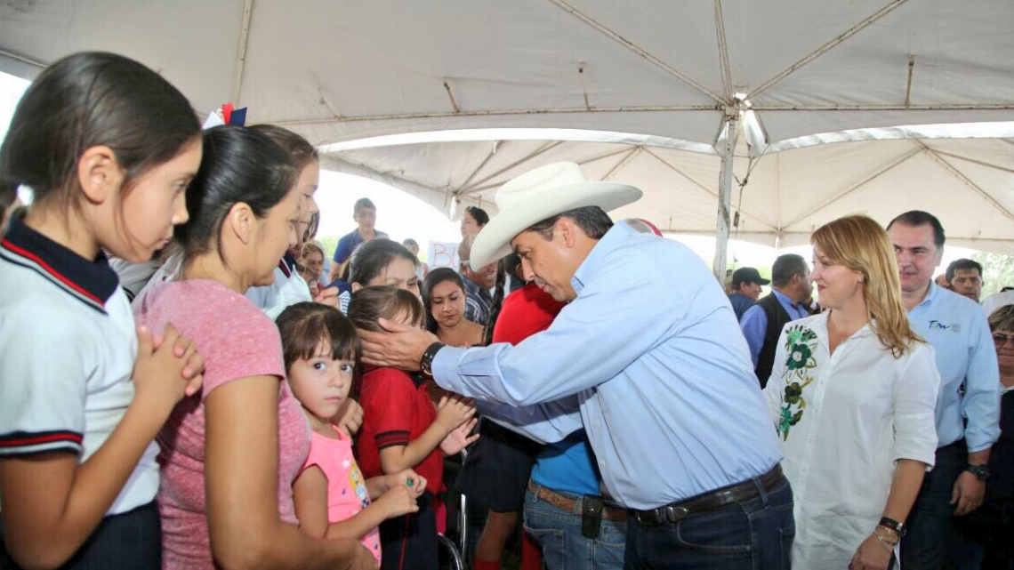 Entrega gobernador apoyo a familias 