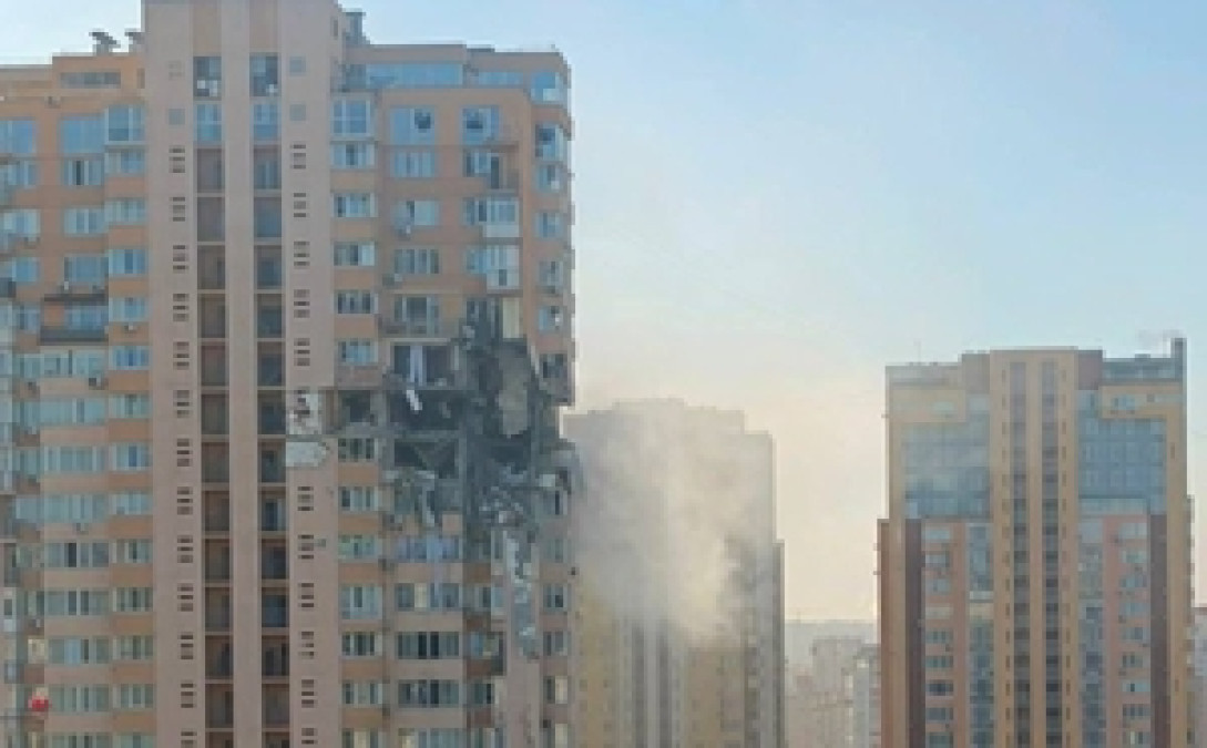 Misil se impacta contra edificio de 30 pisos en Ucrania