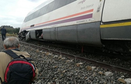 Deja 21 heridos descarrilamiento de tren en Sevilla 
