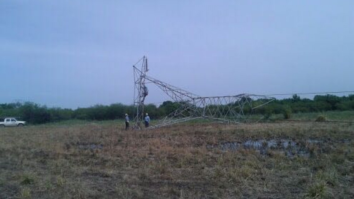 Tornado tira torre y deja sin electricidad a la frontera