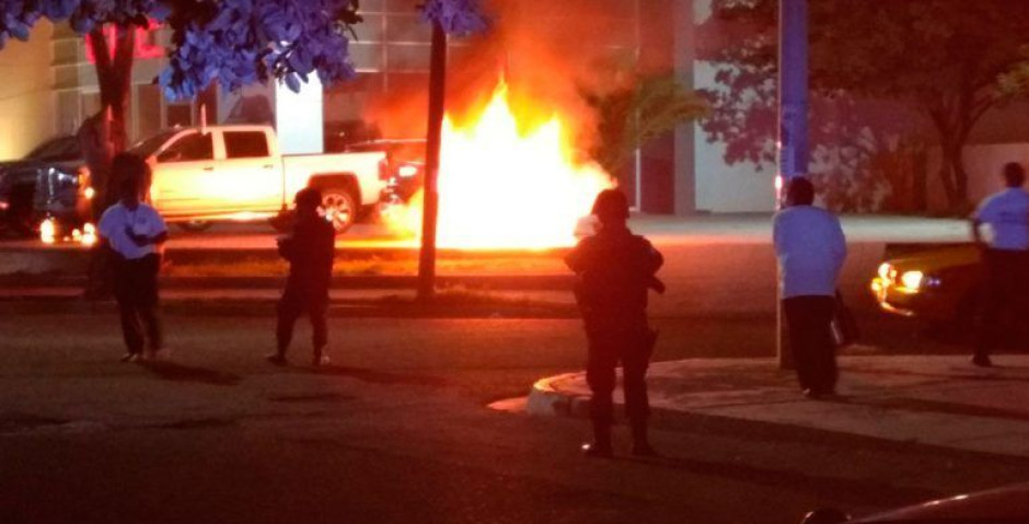 Incendian autos de agencia en Oaxaca