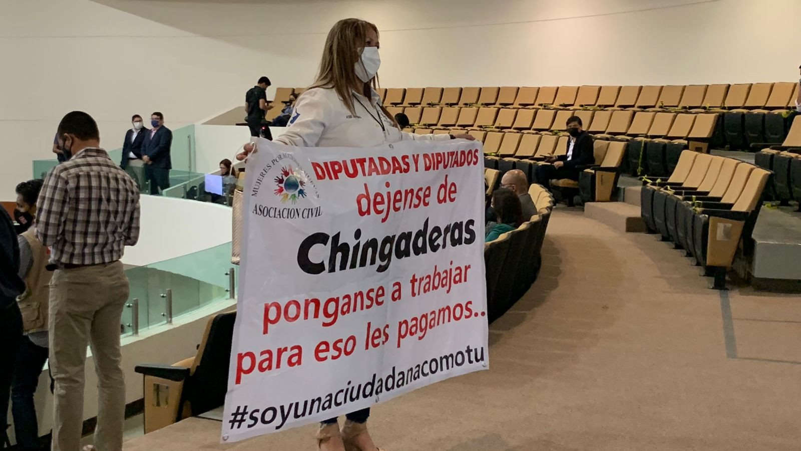 Piden a diputados ponerse a trabajar y se dejen de “chingaderas”
