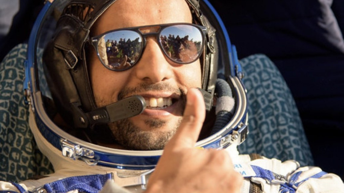 Astronauta árabe regresa sano y salvo a la Tierra 