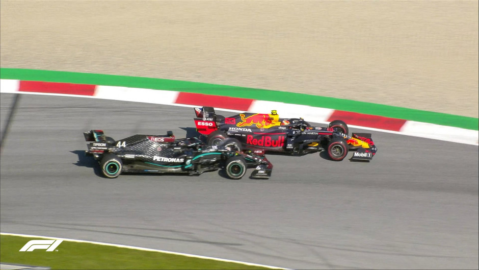 Hamilton gana con polémica en Silverstone