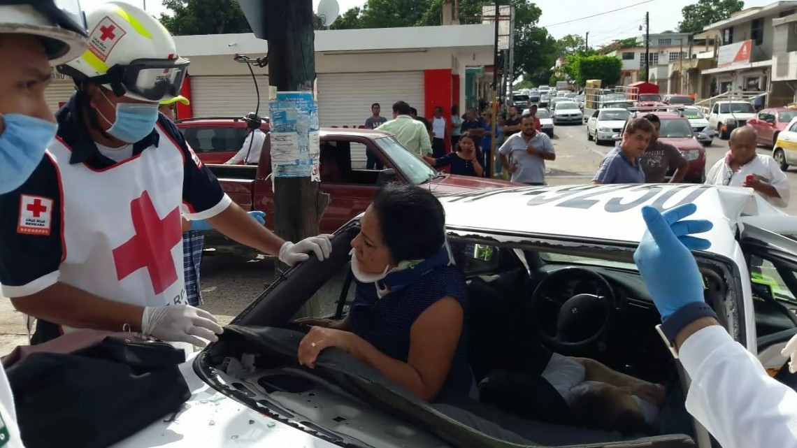 Taxista se pasa alto choca y mata a pasajera