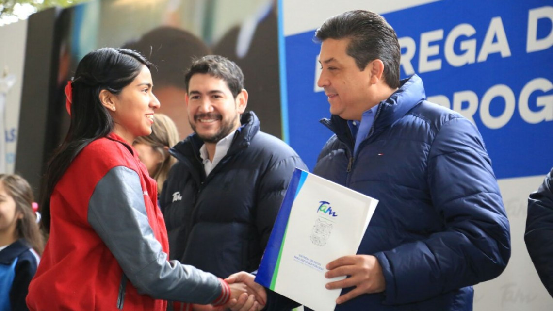 Entrega FGCDV becas para escuelas públicas
