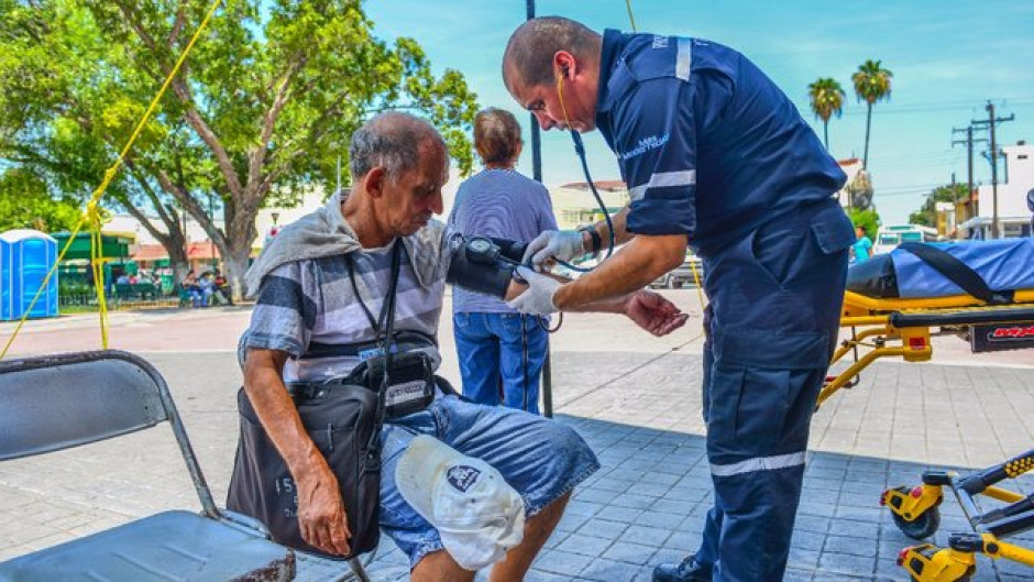 Brindan atención médica a beneficiarios de ''65 y Más''