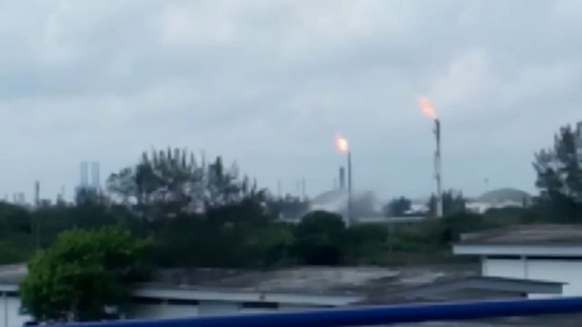 Registran flamazos en planta procesadora de gas en Pemex