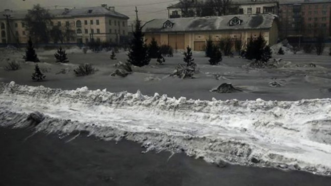 Cae nieve negra y tóxica en Rusia