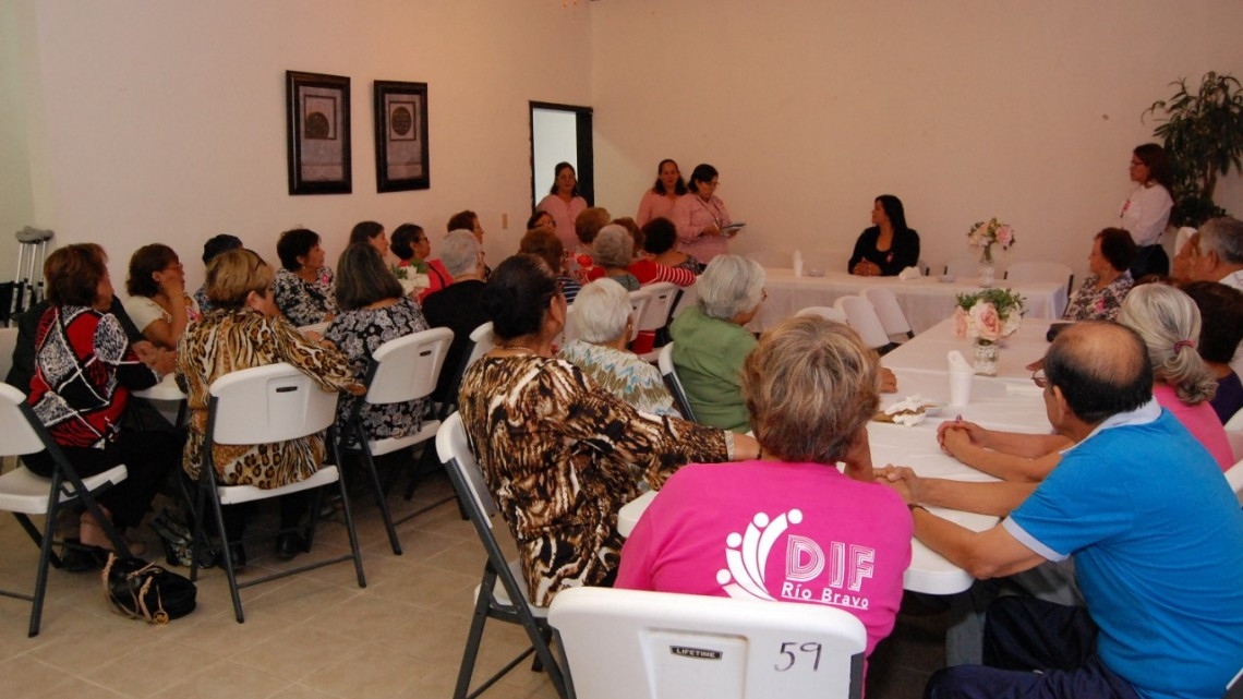 Presidenta del DIF convive y esucha propuestas de adultos mayores 