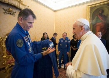 Recibe el Papa Francisco a astronautas con sus familias en el Vaticano 