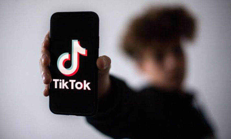TikTok establecerá tiempo límite de uso para menores de 18