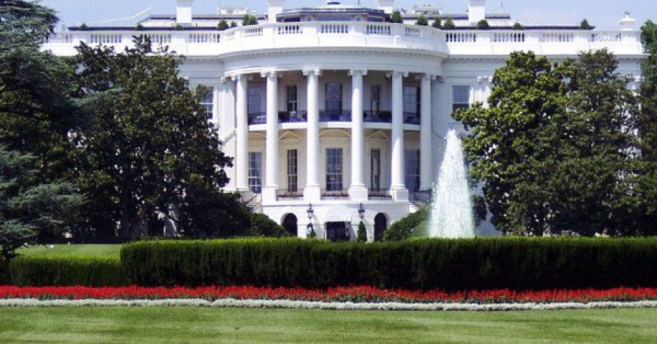 Hombre se dispara a sí mismo frente a la Casa Blanca