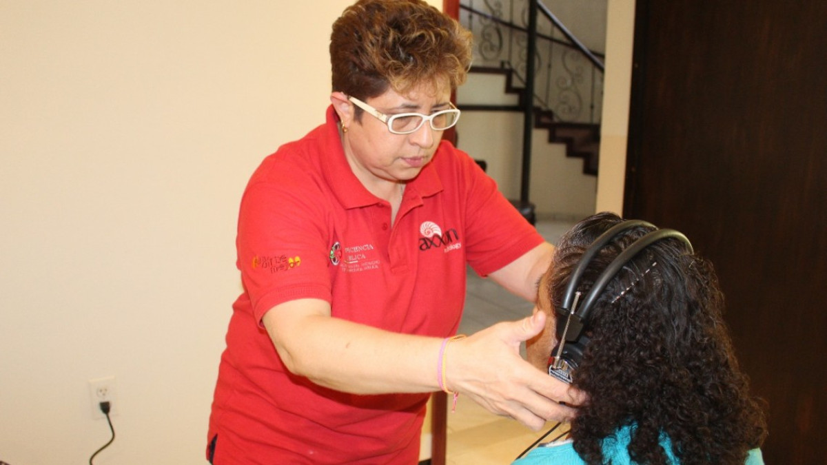 Beneficia diputada a 50 personas con aparatos auditivos 