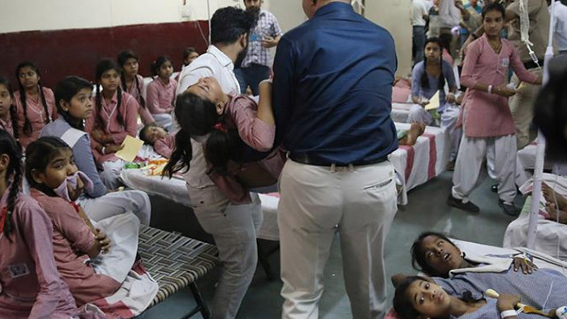 Fuga de gas tóxico en Nueva Delhi afecta a más de 300 niñas 