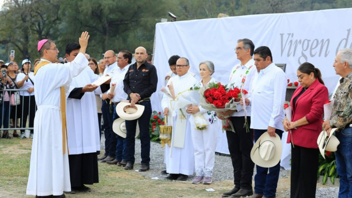 Entregan Américo y María escultura monumental de la Virgen de la Misericordia en El Chorrito