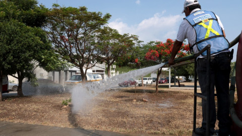 Aprovechan agua tratada en Ciudad Victoria regando plazas públicas, áreas verdes y parques