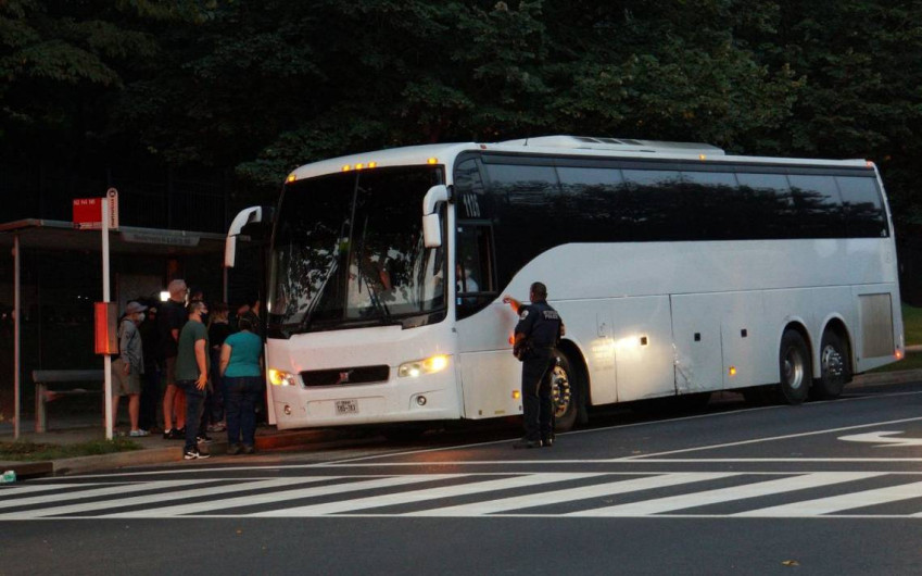 Envia gobernador de Tx 2 camiones más a residencia de Kamala Harris 