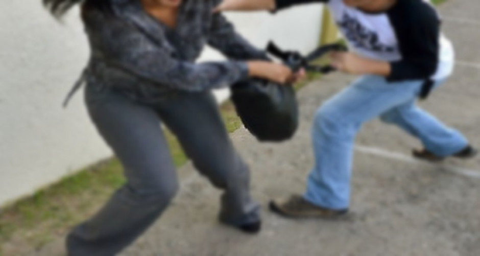 Detienen a dos jóvenes por robo a mujer