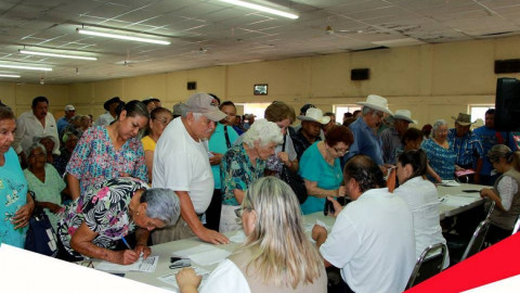 EGD entrega apoyos de pensión para adultos