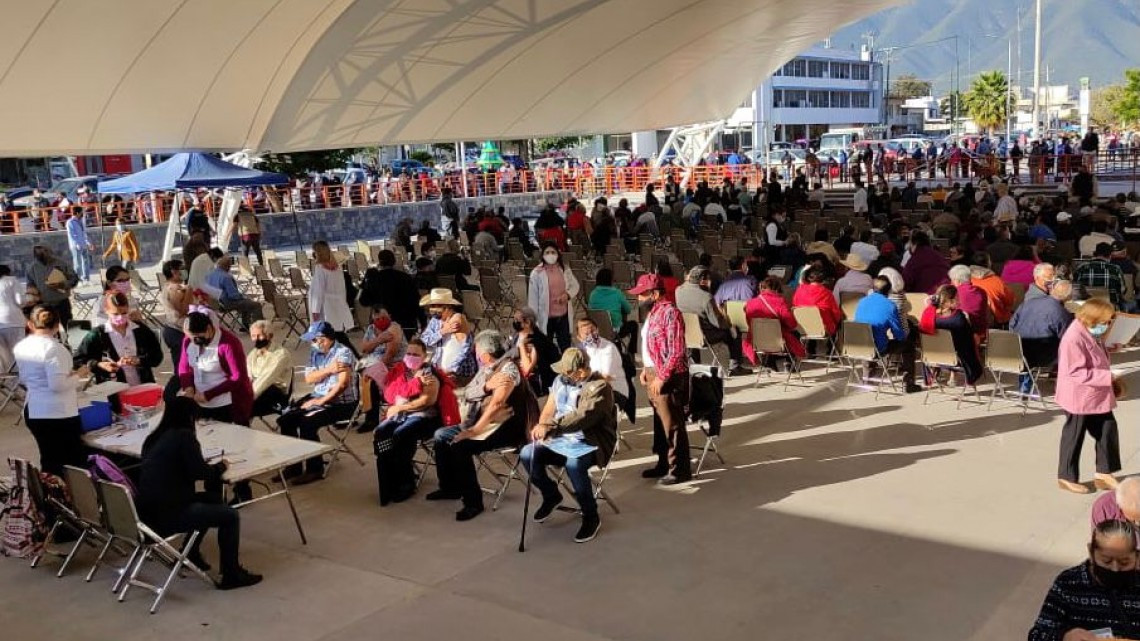 Aplican tercera dosis contra COVID-19 a adultos mayores en Victoria 