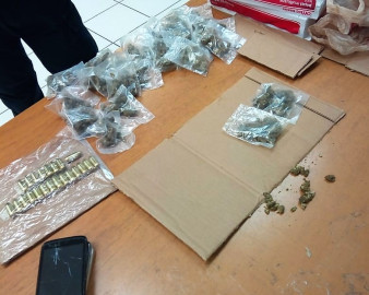 Detienen a tres por posesión de cartuchos y hierba verde