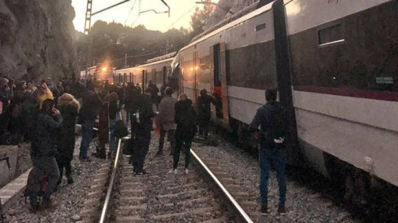 Choque de trenes en Barcelona deja al menos un muerto y varios heridos 