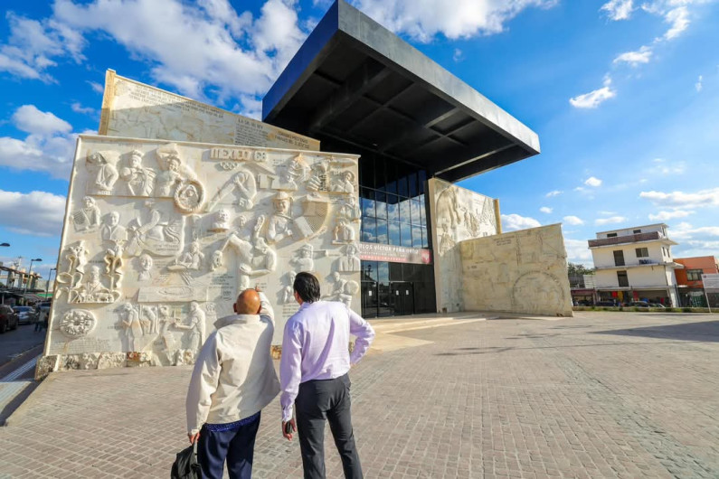 Recorrió Carlos Peña Ortiz con Embajador de Indonesia el Centro Histórico de Reynosa 