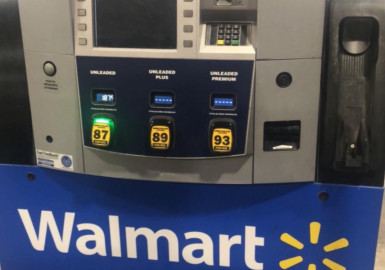 Largas filas para cruzar al valle a cargar gasolina