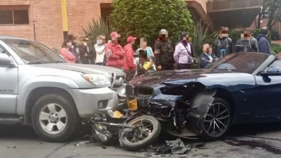 Hombre arrolla con vehículo de lujo a sus asaltantes